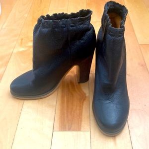 Ankle-high calfskin boot slip on, Round toe. Stacked leather block heel, brown.